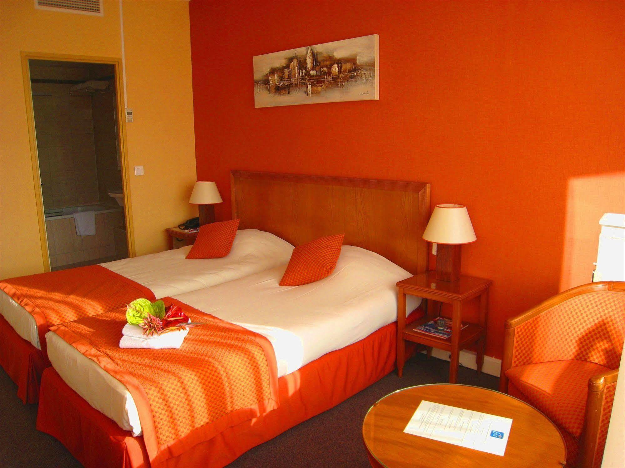 Le Grand Monarque Hotel Melun Exterior foto